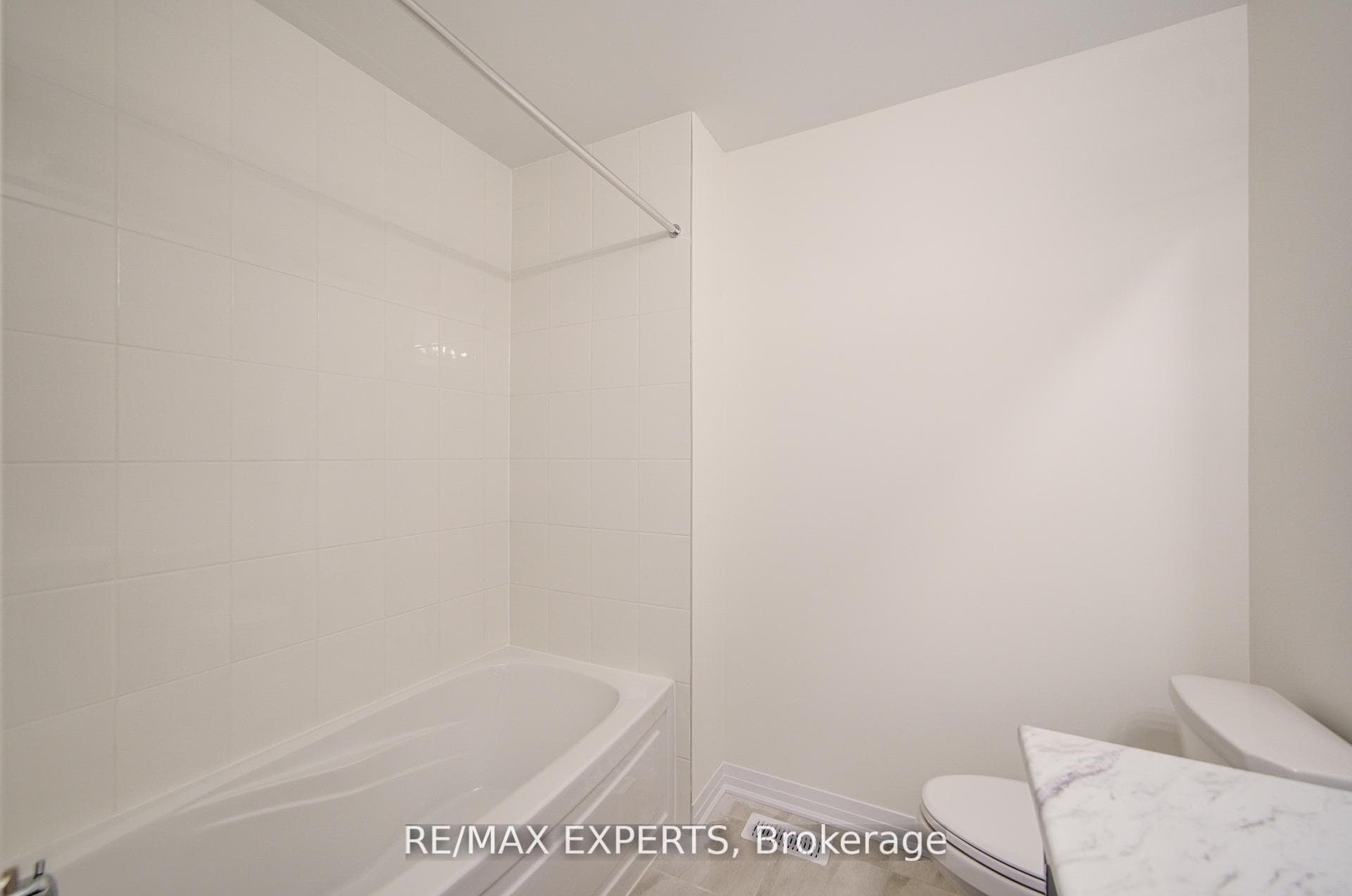 564 Hudson Crescent photo 35