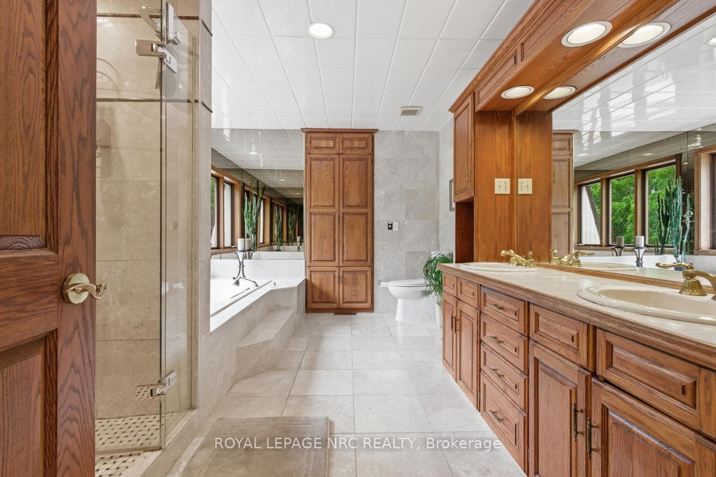 5 pc Ensuite bath overlooking lush green privacy