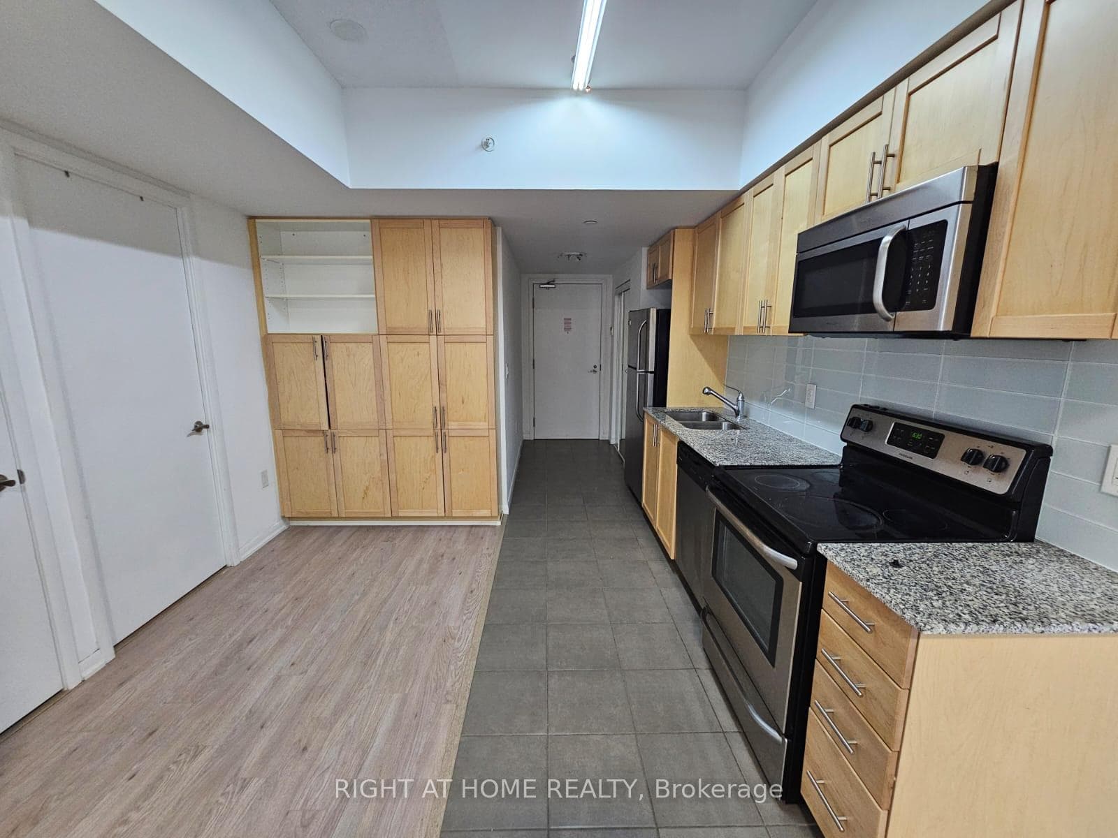 800 Lawrence Avenue Unit 605 photo 3