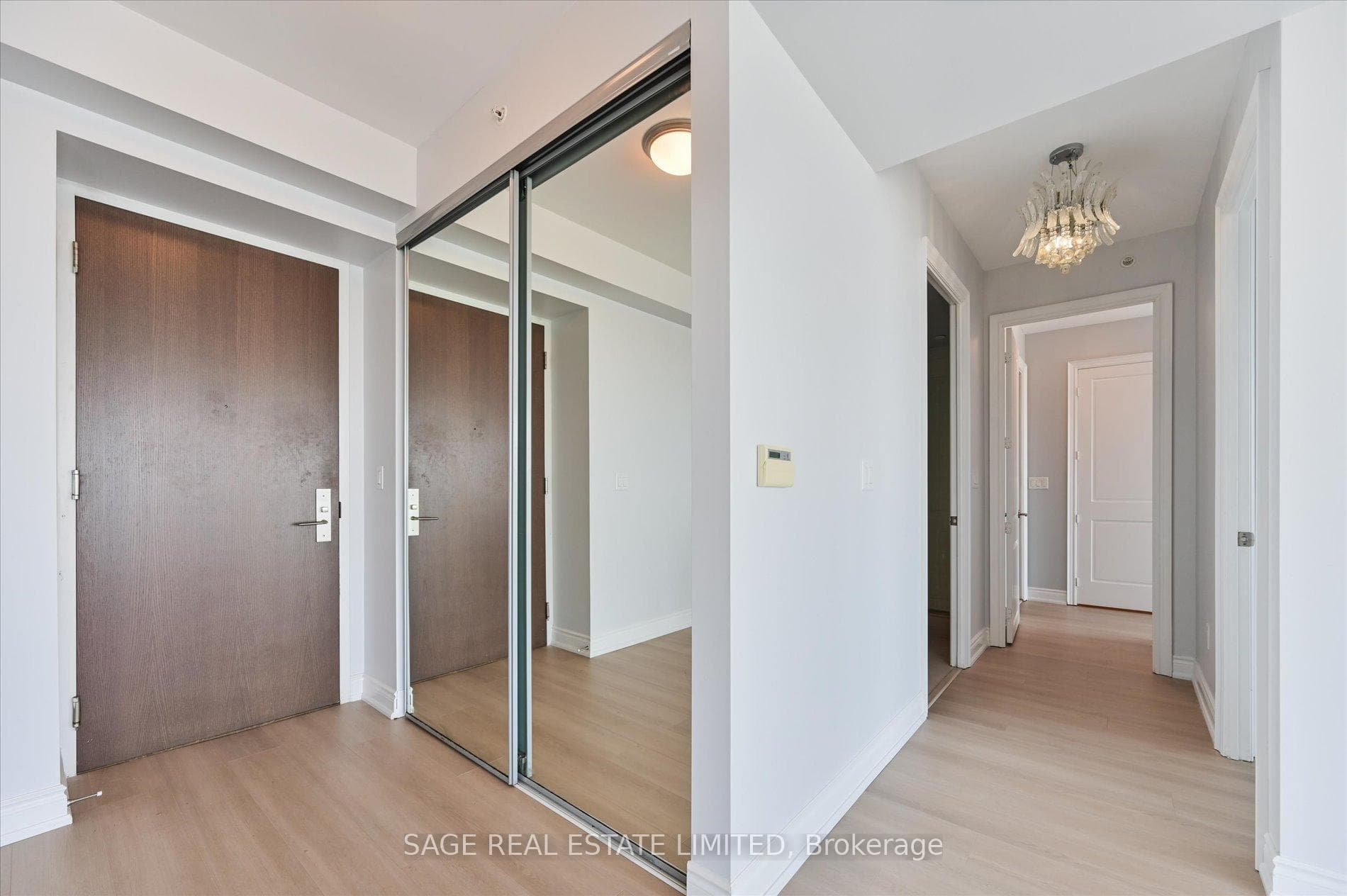 388 Yonge Street Unit 6814 photo 5