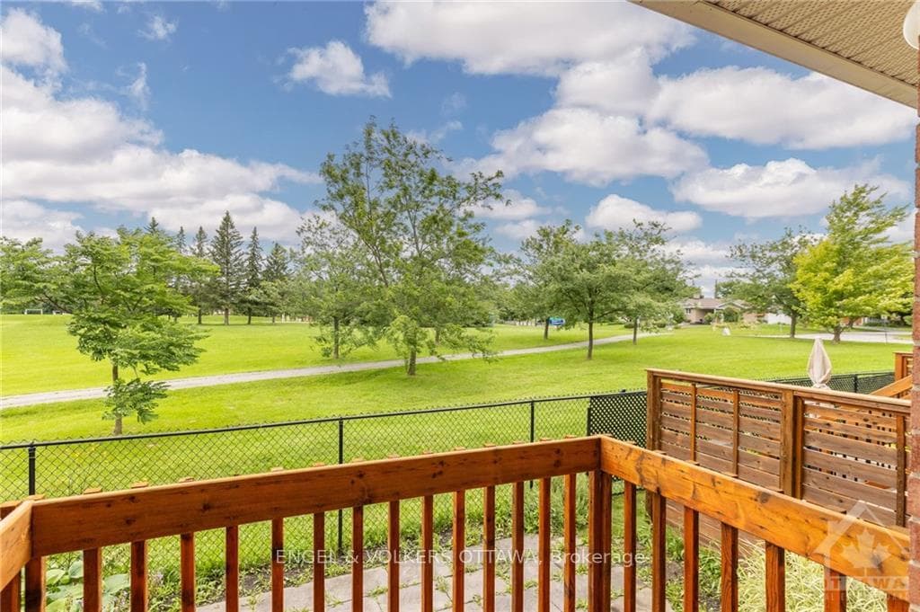 108 MANORHILL photo 29