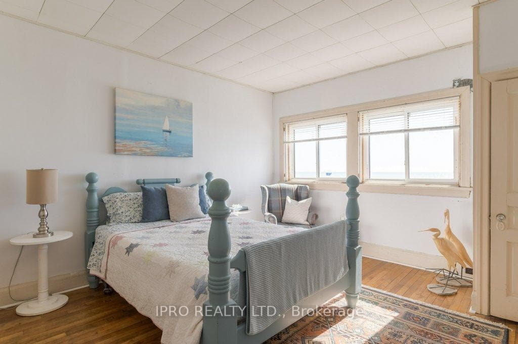 Southern bedroom (View of Lake)