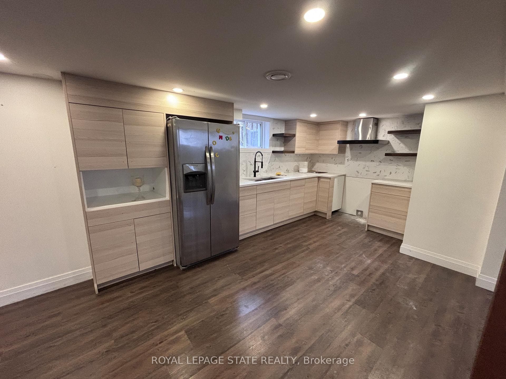 122 Queensdale Avenue photo 18