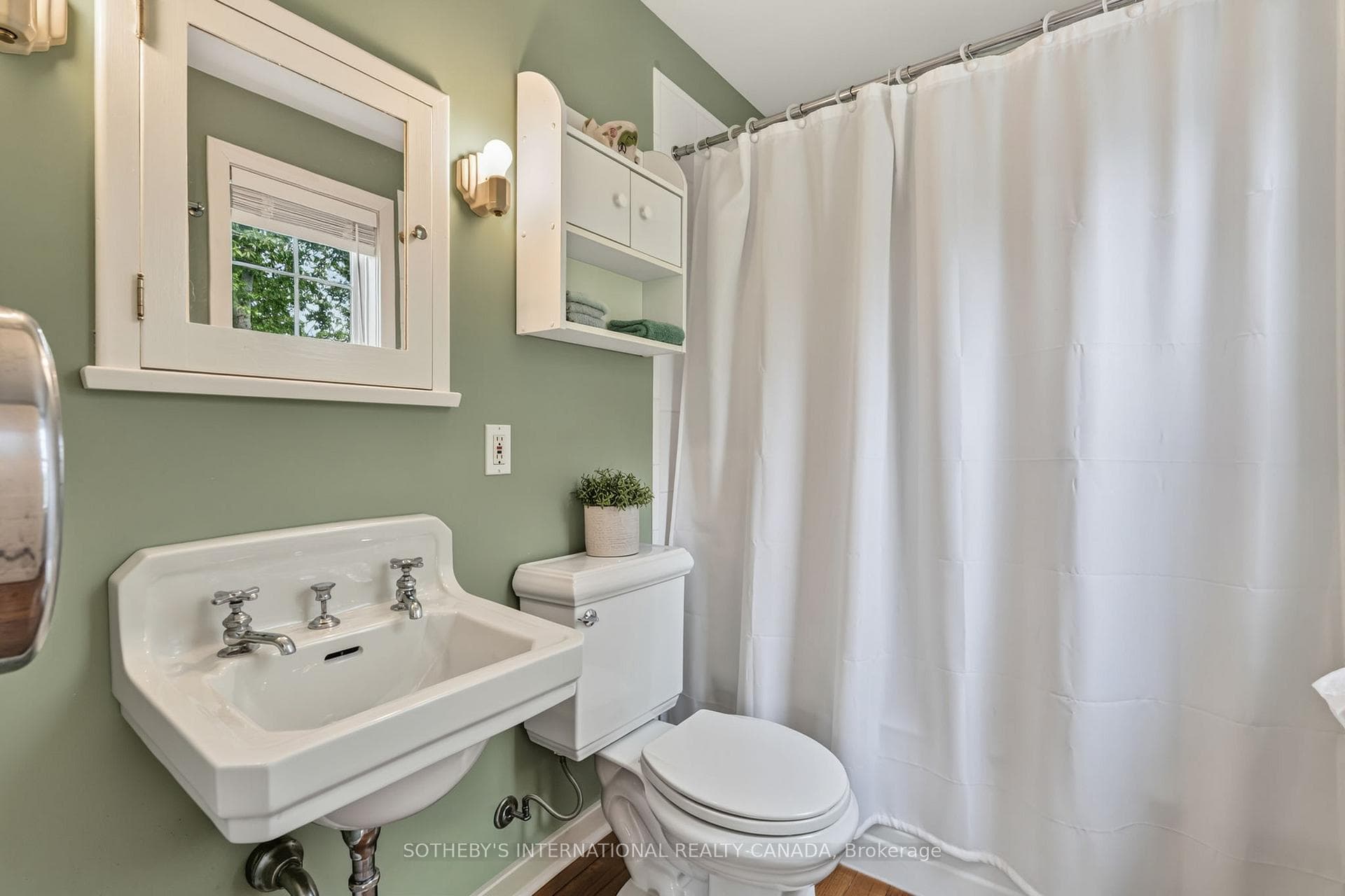 Second bedroom Ensuite.