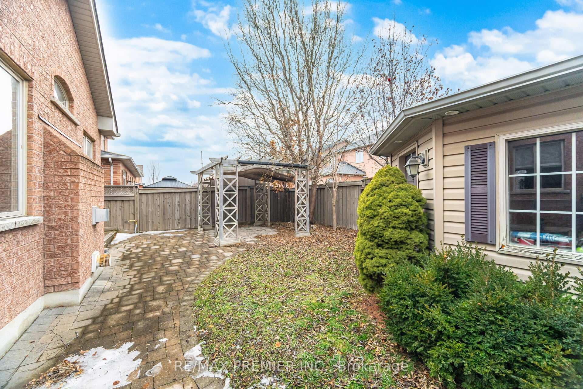 56 Stark Crescent photo 33