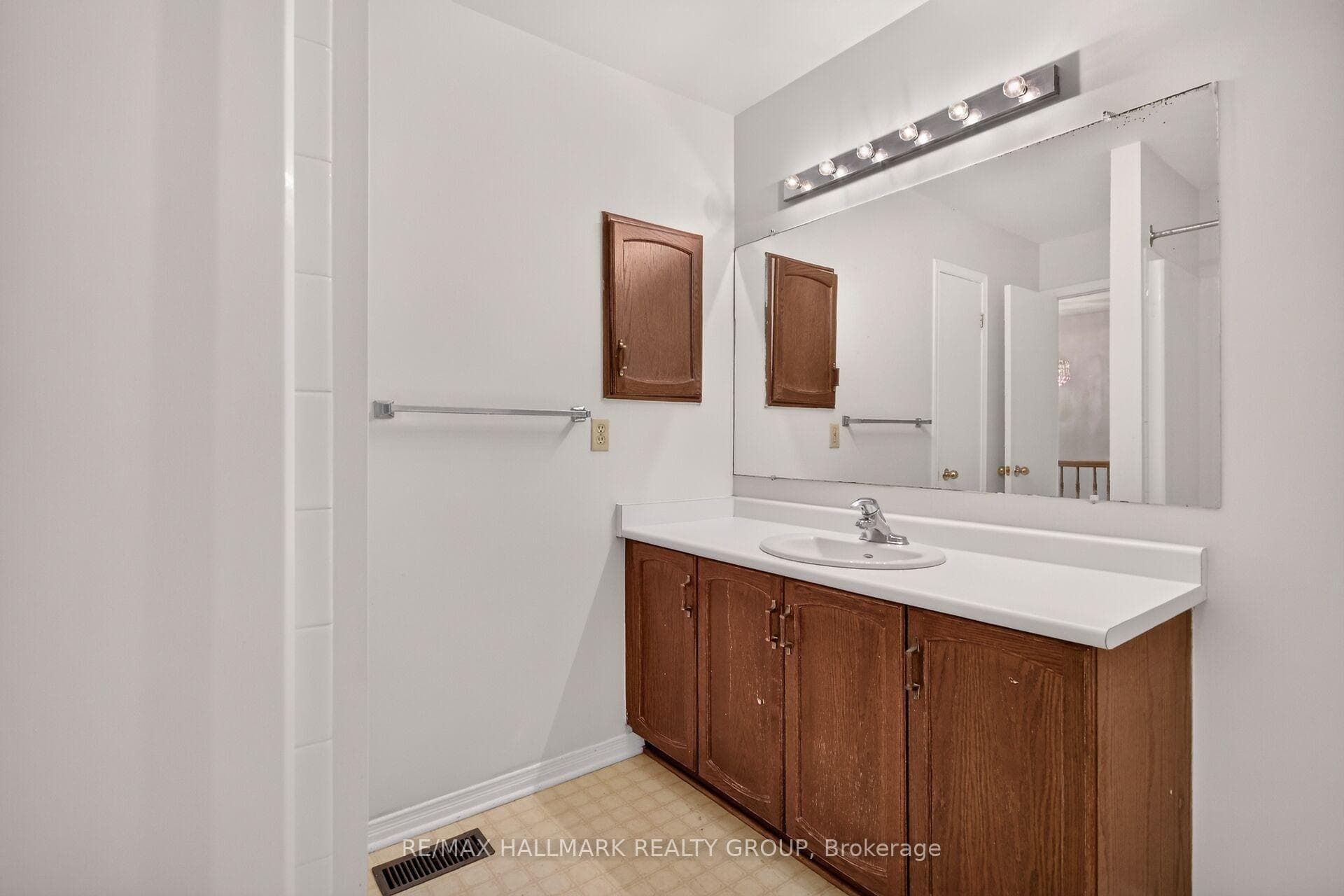 49 Newport Crescent photo 39