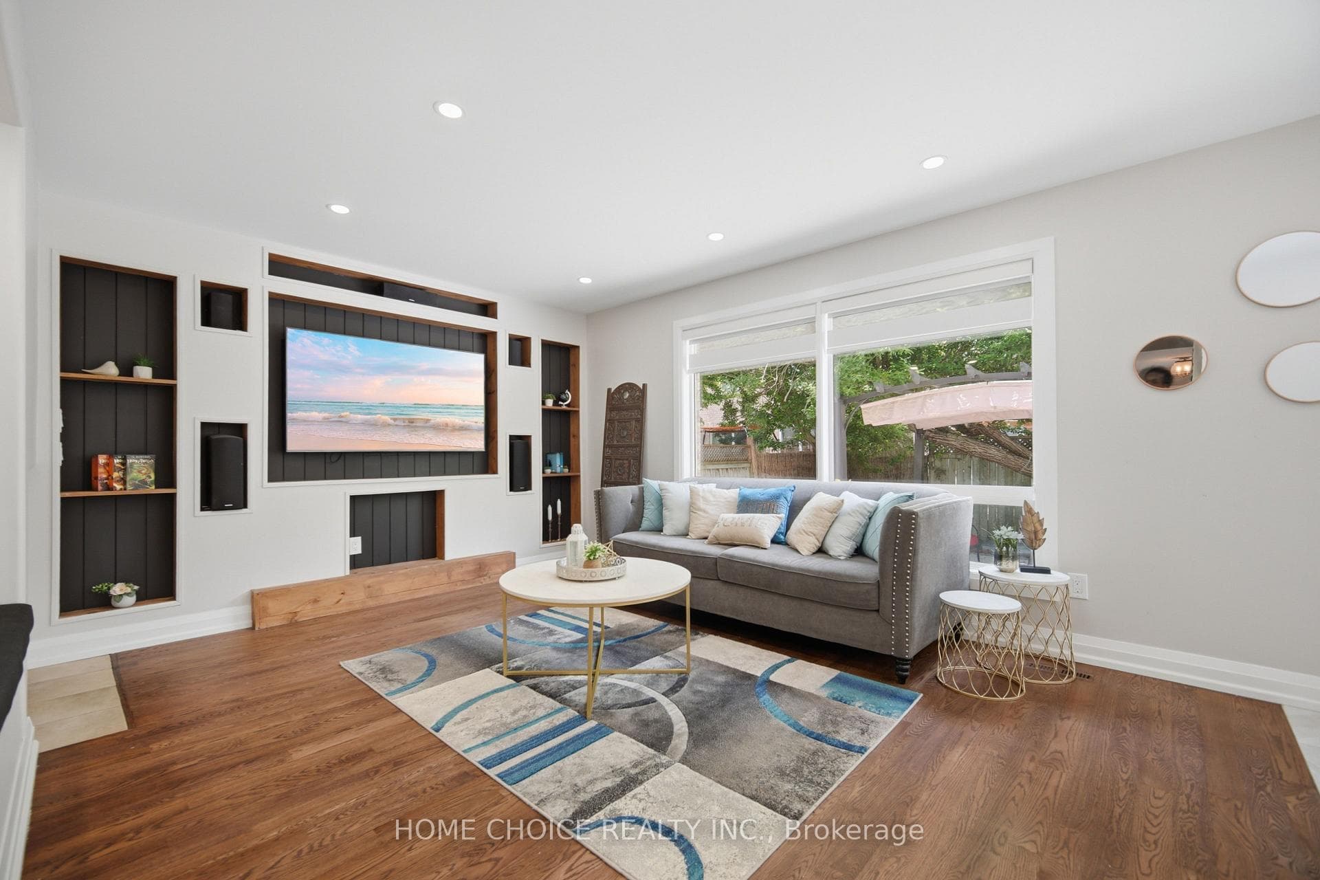 670 Dolby Crescent photo 9