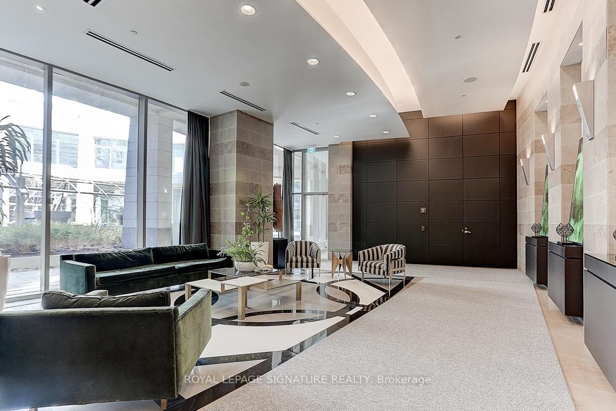 2181 Yonge Street Unit 1601 photo 3