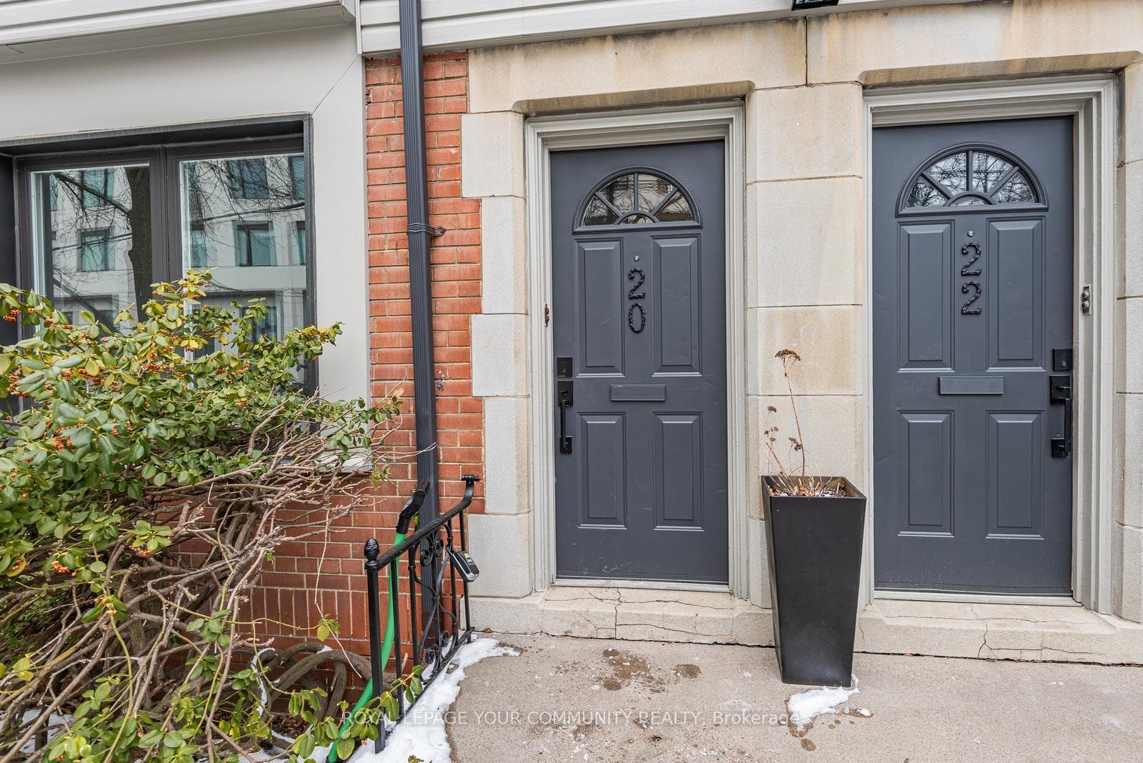 20 Strathgowan Avenue Unit Main photo 3