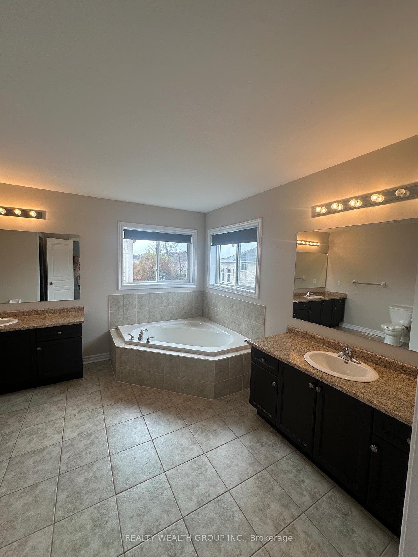 65 Versailles Crescent photo 8