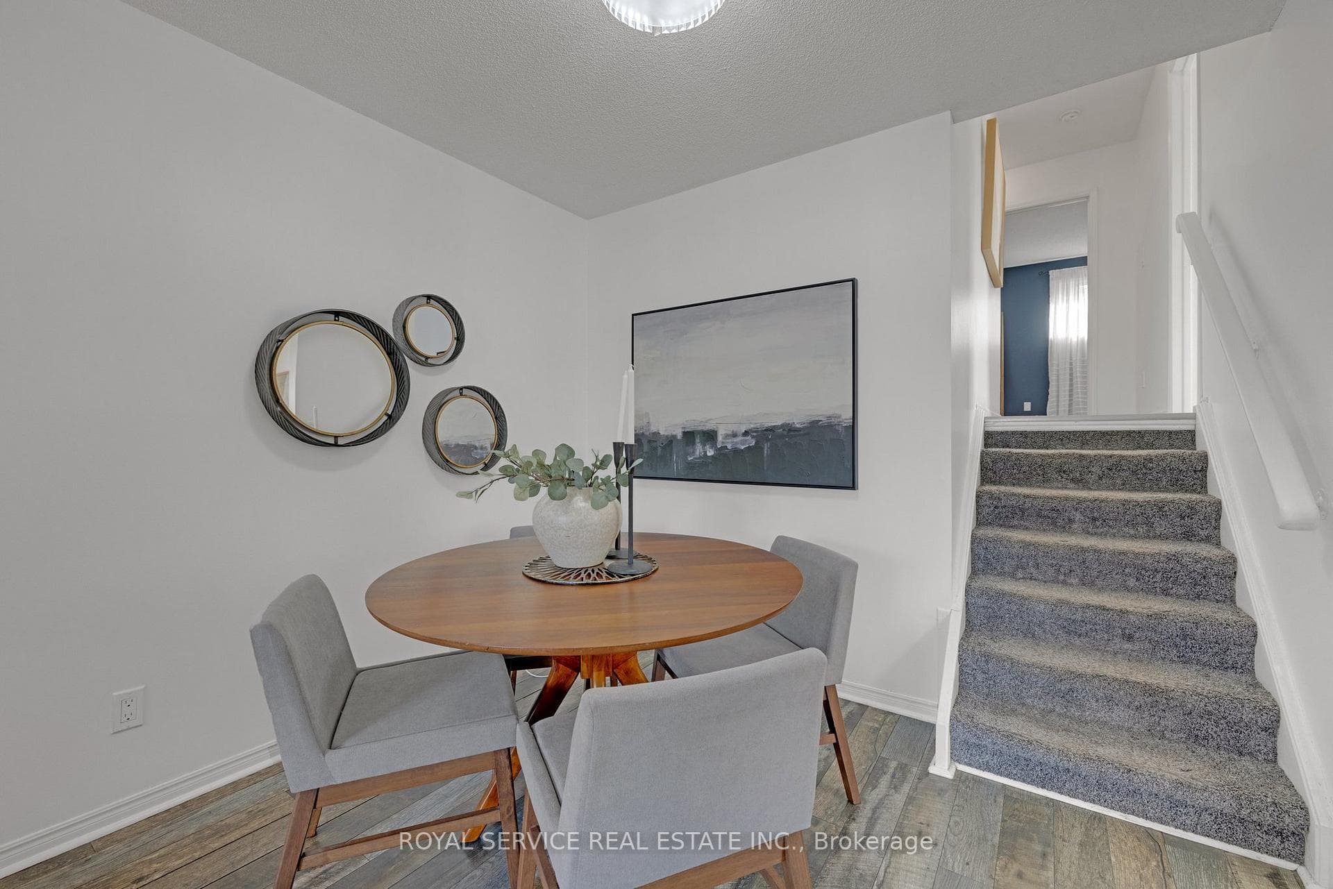 Dining Rm conveniently close to kitchen