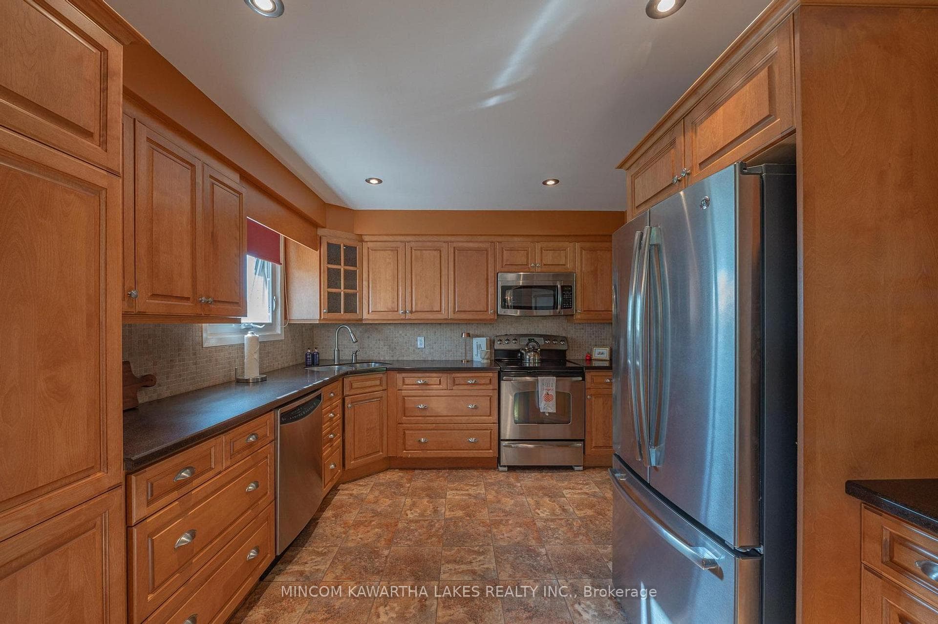 2397 Queen Mary Street photo 12