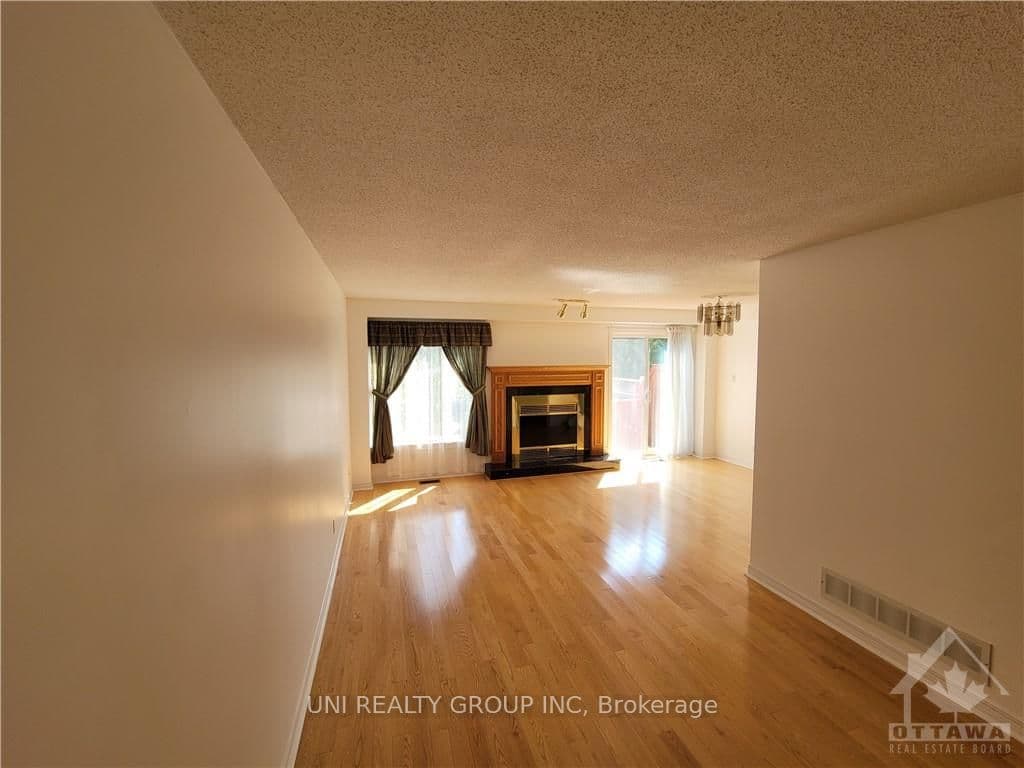 96 WESTPOINTE Crescent photo 4