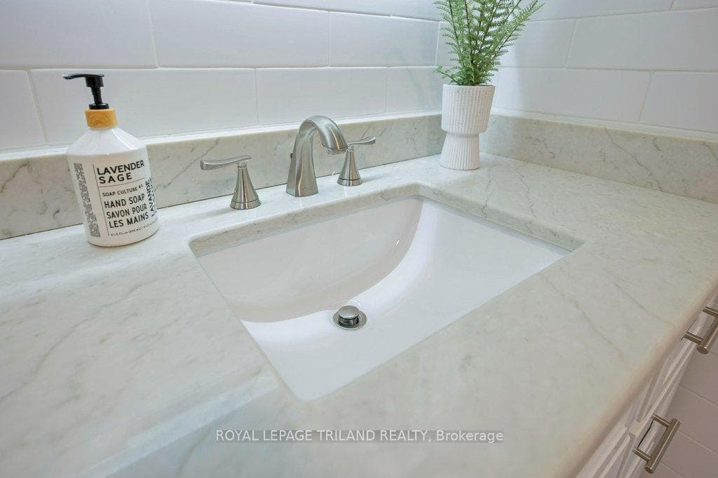 667 GLENGYLE Crescent photo 24
