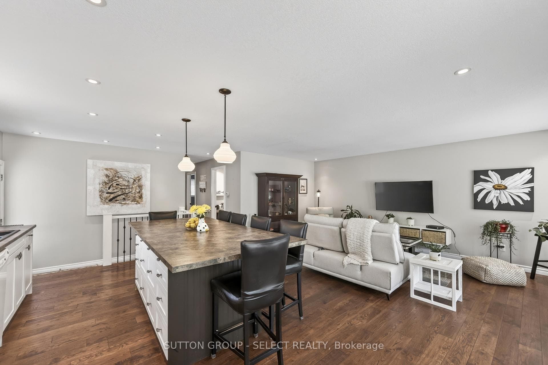 43 STROUD Crescent photo 10