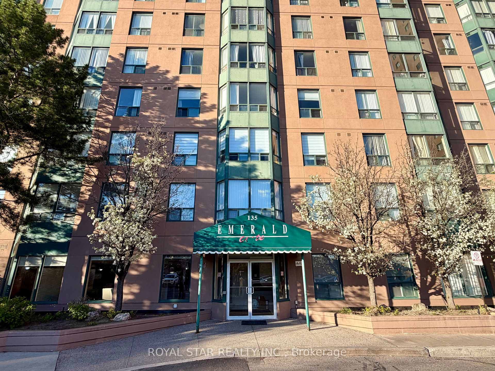 135 Hillcrest Avenue Unit 303 photo 2
