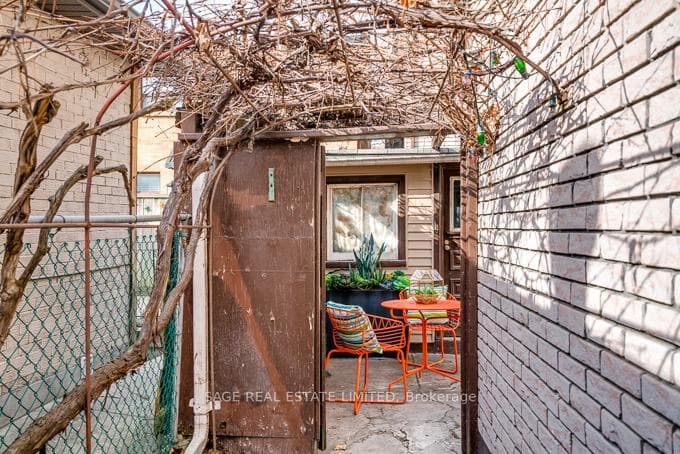 66 Manning Avenue Unit Main photo 17