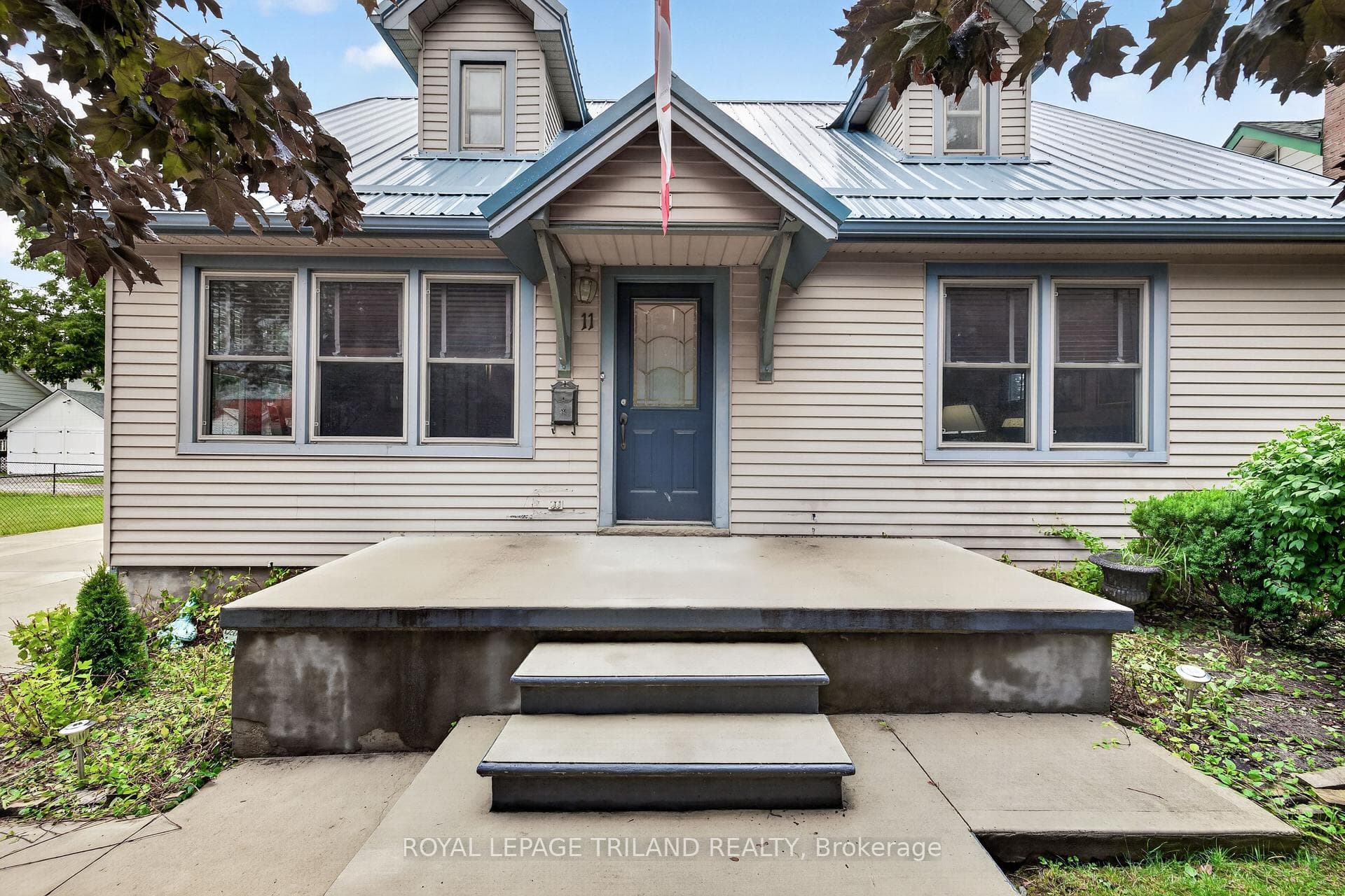 11 Maple Street photo 3
