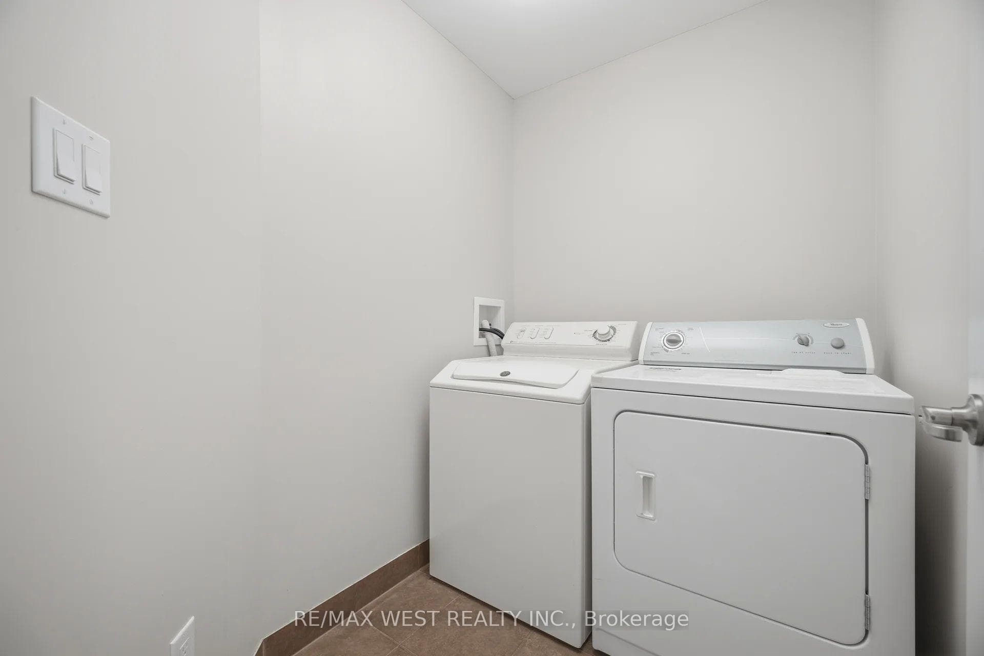 137 Echovalley Drive photo 34