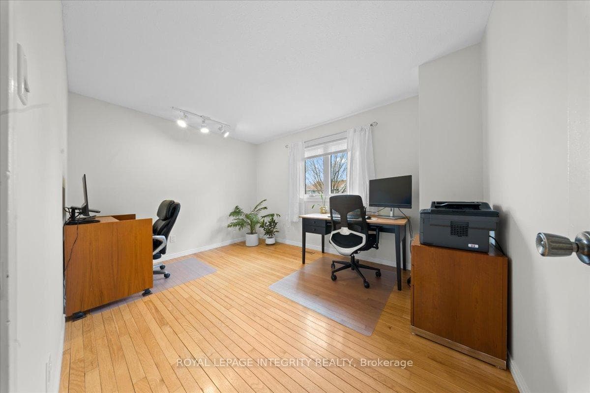 1122 St Germain Crescent photo 32