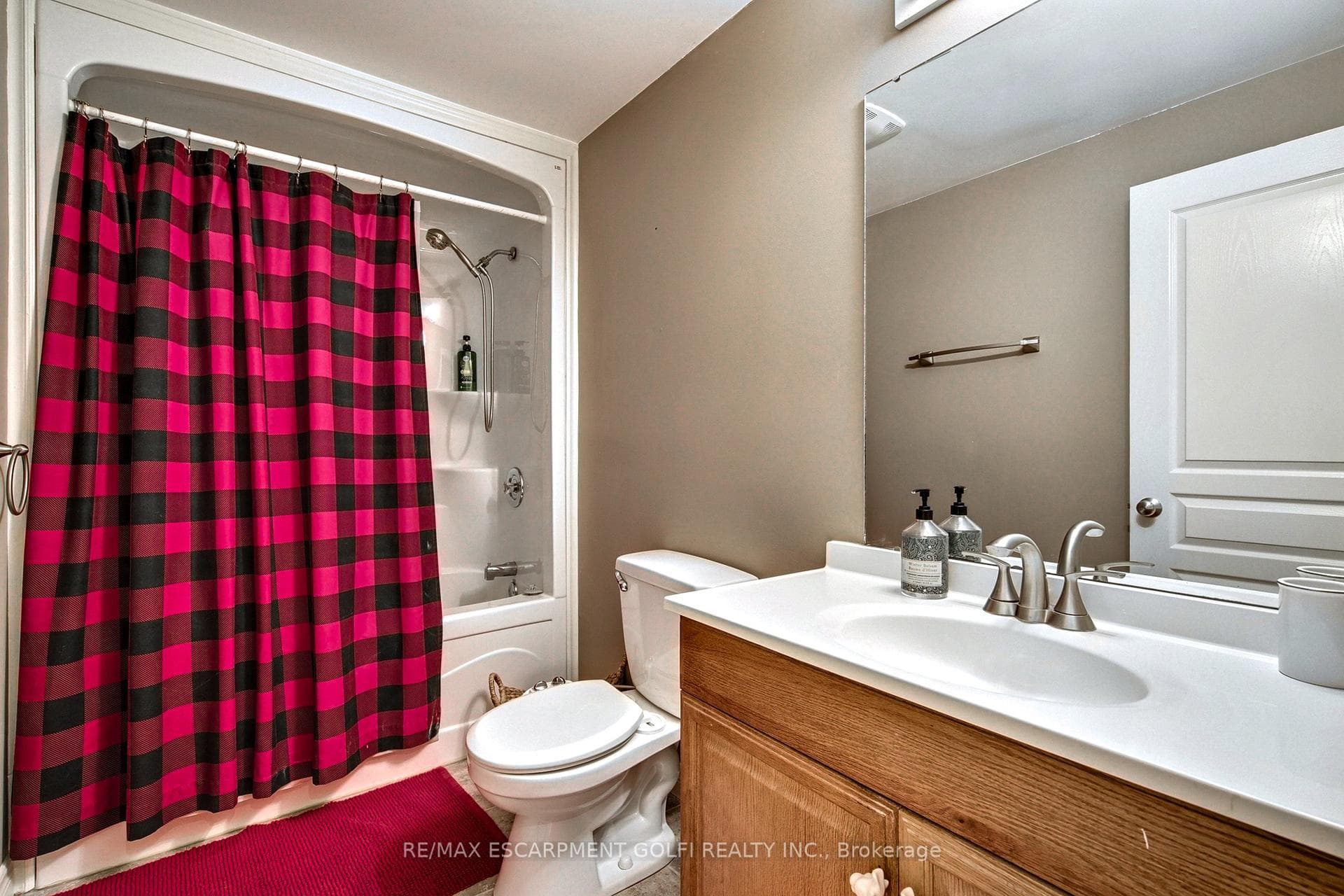 16 Heathcote Court photo 33