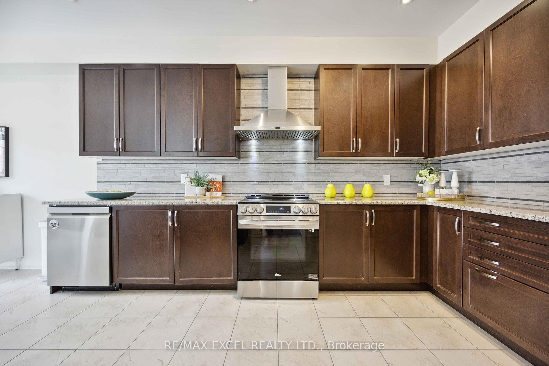 18 Ruffle Lane photo 9