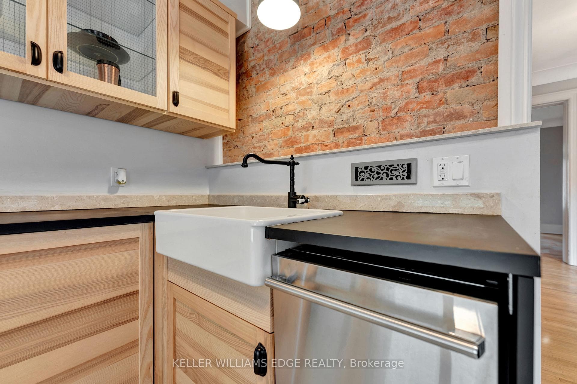 120 Emerald Street photo 15