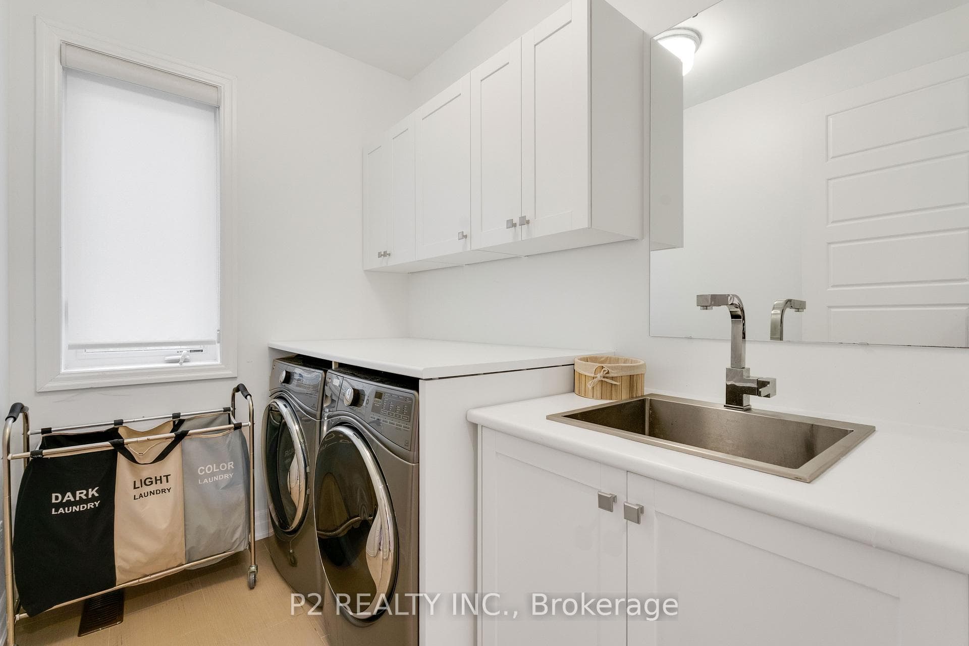 10 King Boulevard photo 34