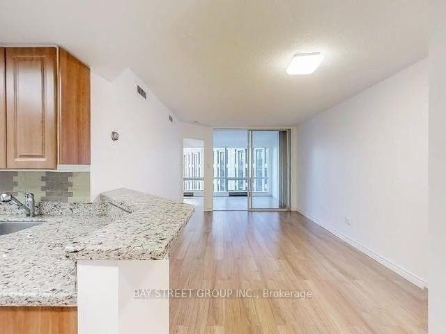 1001 Bay Street Unit 512 photo 3