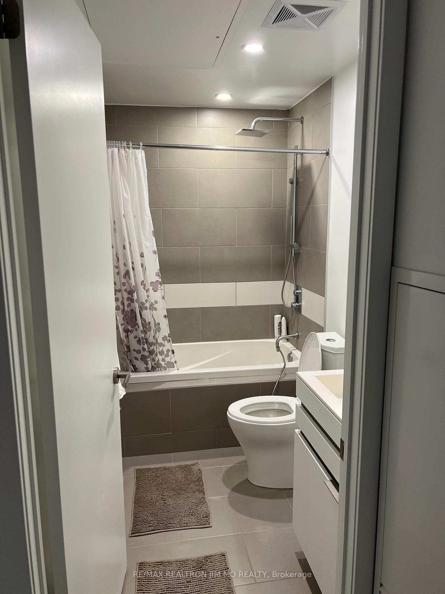 197 Yonge Street Unit 3914 photo 12