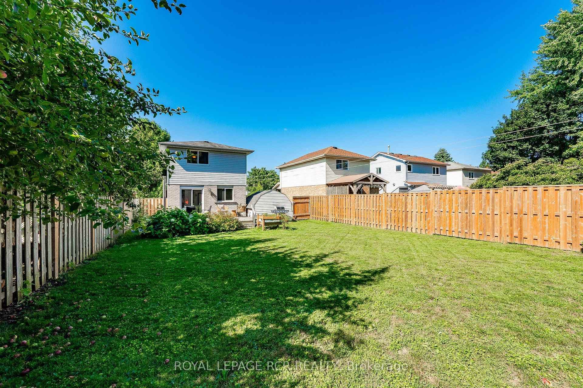 664 Holman Crescent photo 22