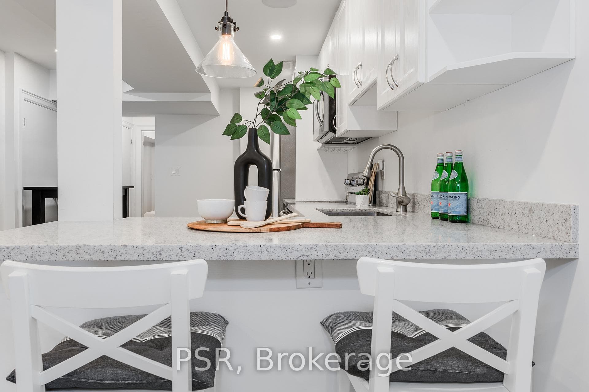 96 Montrose Avenue Unit Lower photo 6