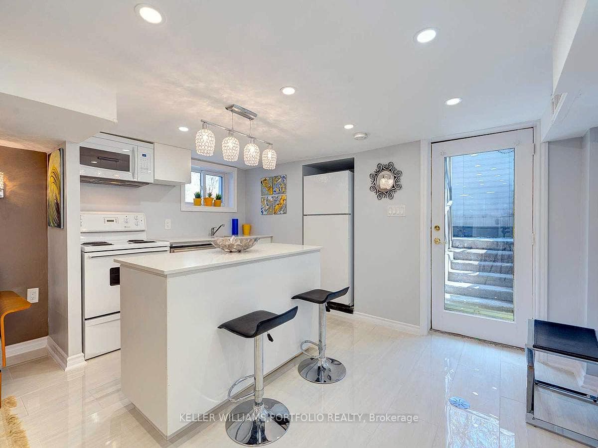 431 Kingston Road Unit Lower photo 4