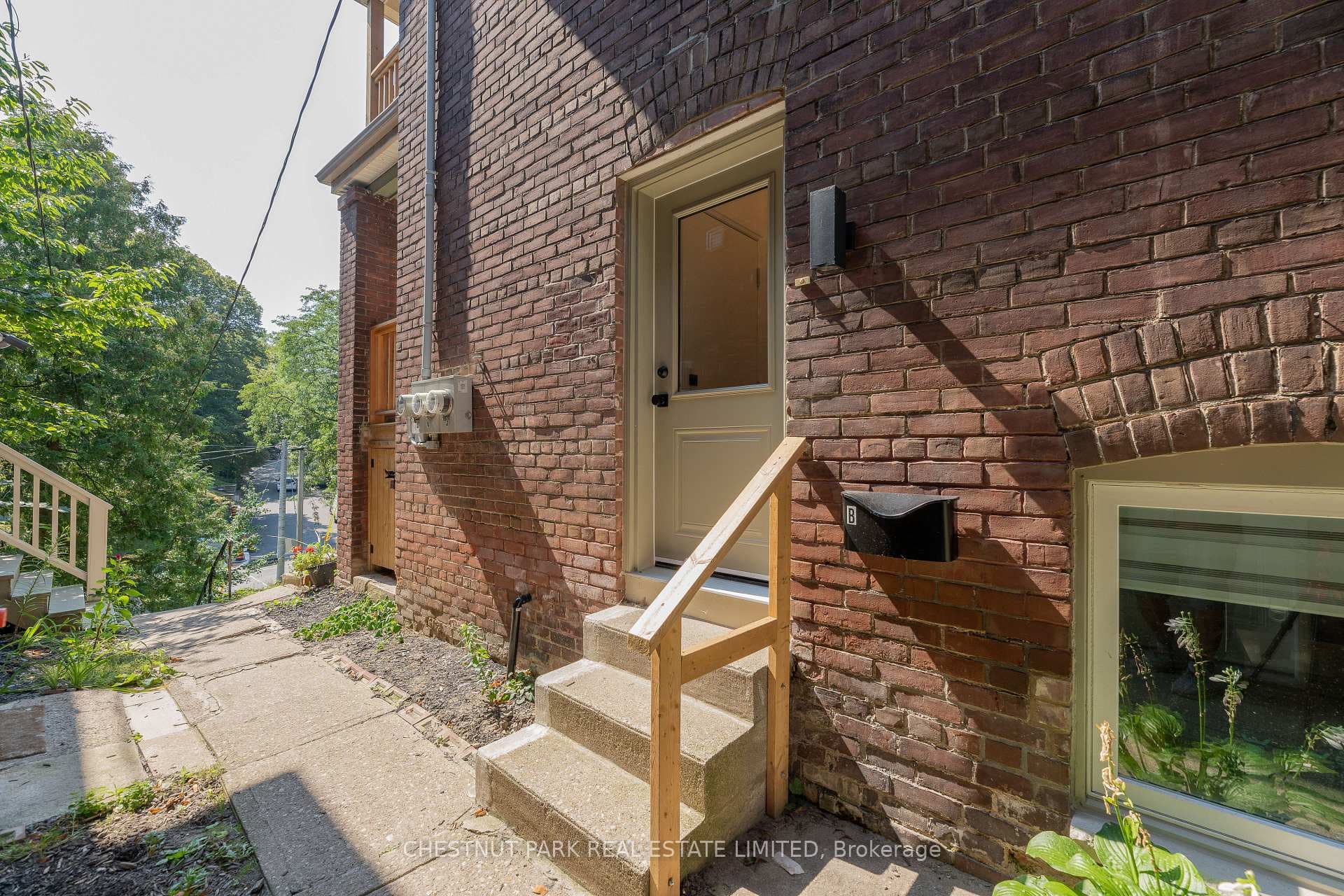 49 Springmount Avenue Unit B photo 13