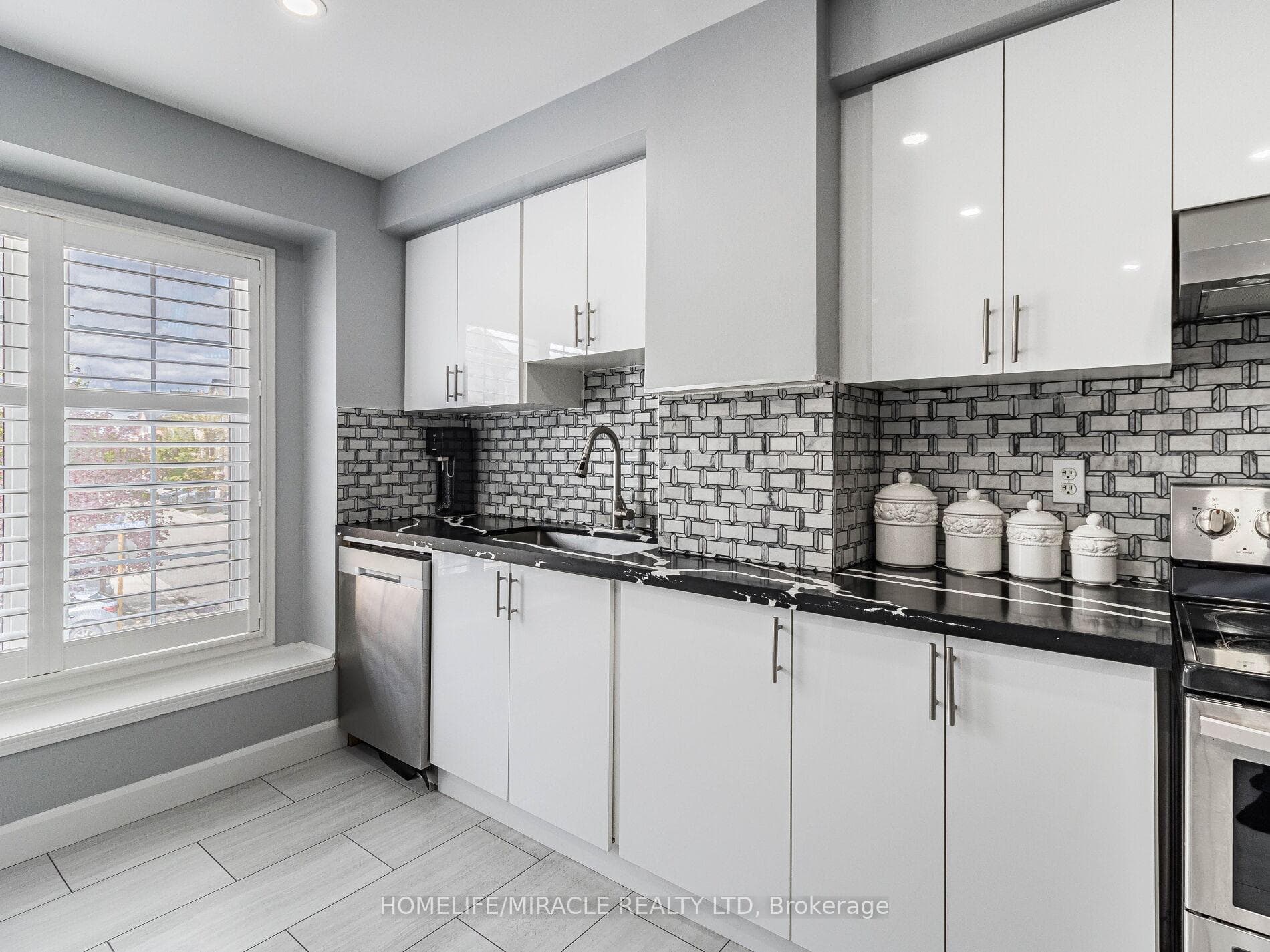 3360 Redpath Circle photo 14