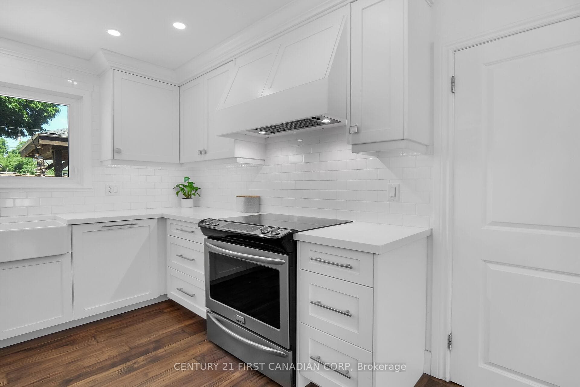 1394 Erindale Crescent photo 14