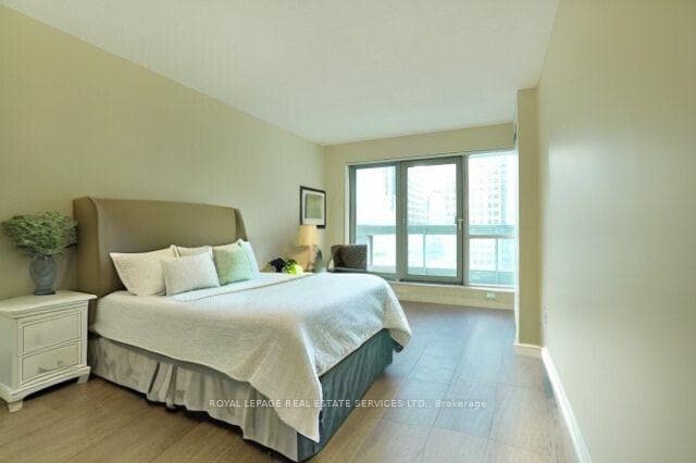 10 Yonge Street Unit 1203 photo 11