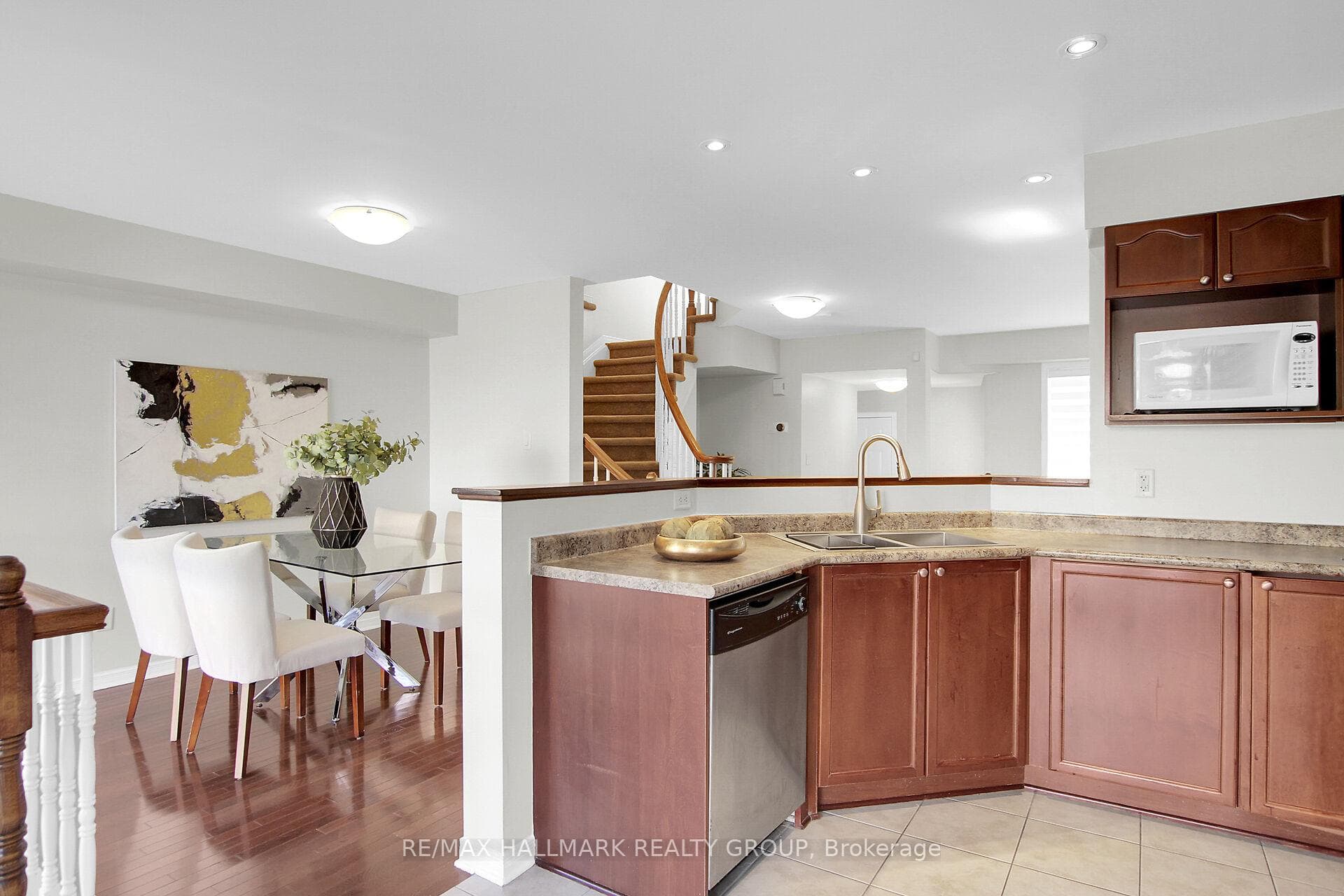 553 Aberfoyle Circle photo 27