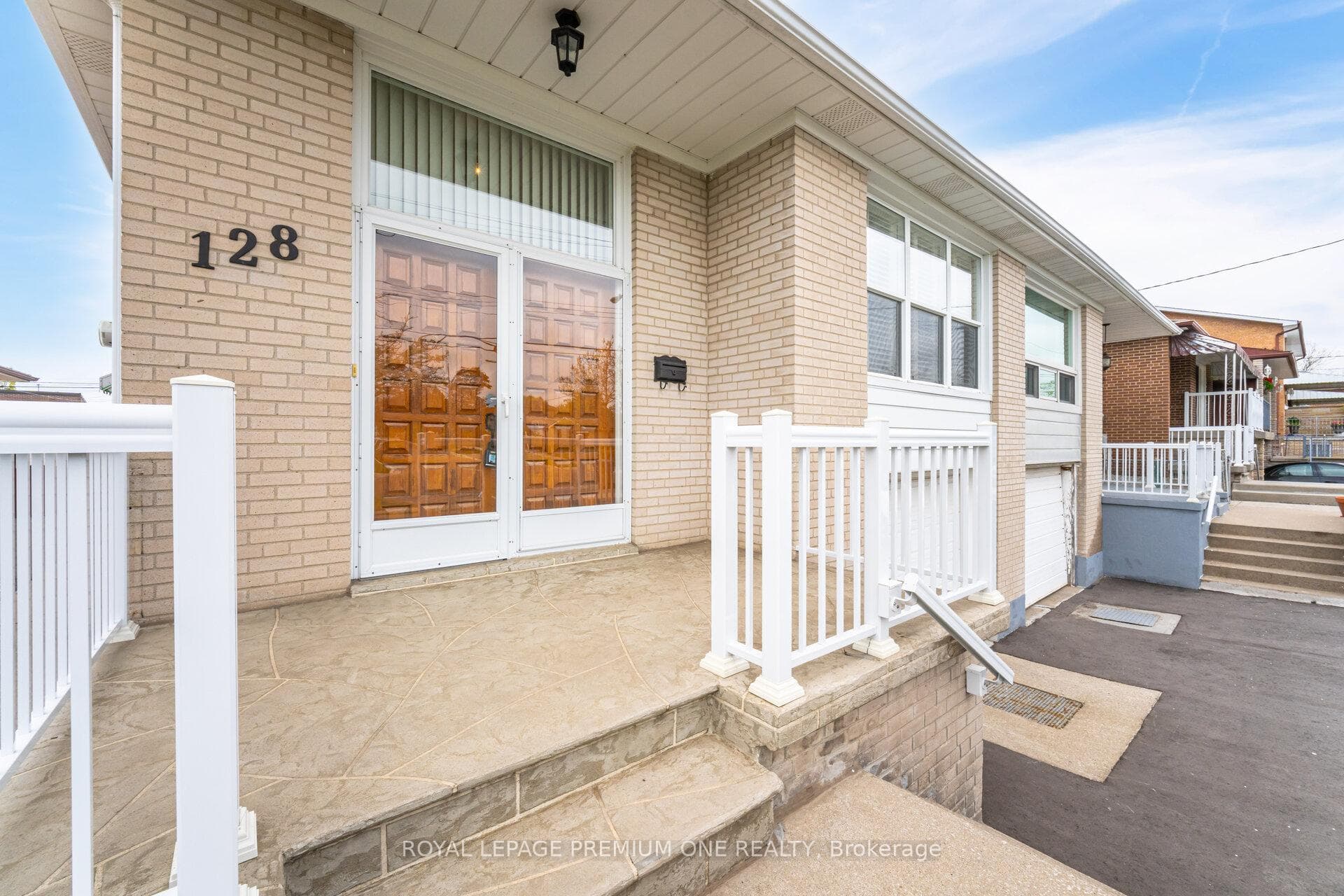128 Hullmar Drive photo 3