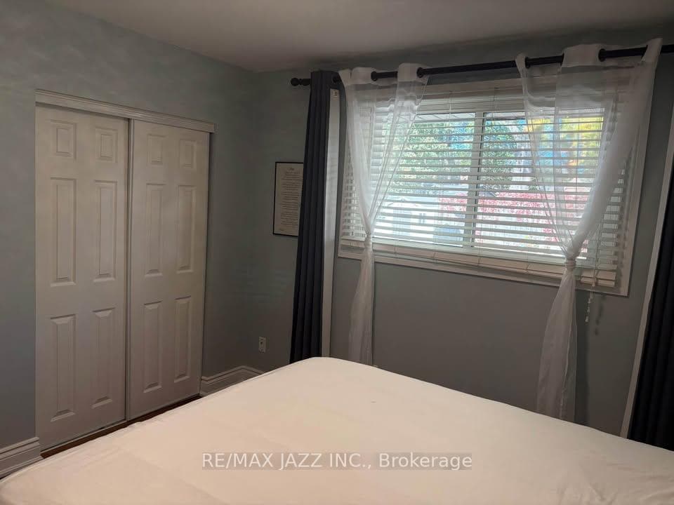 1074 Willowdale Avenue photo 9