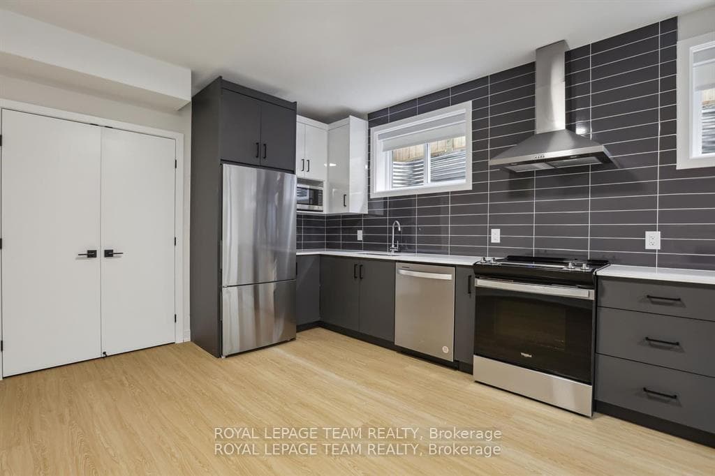 49 GROSVENOR Avenue Unit 1 photo 8