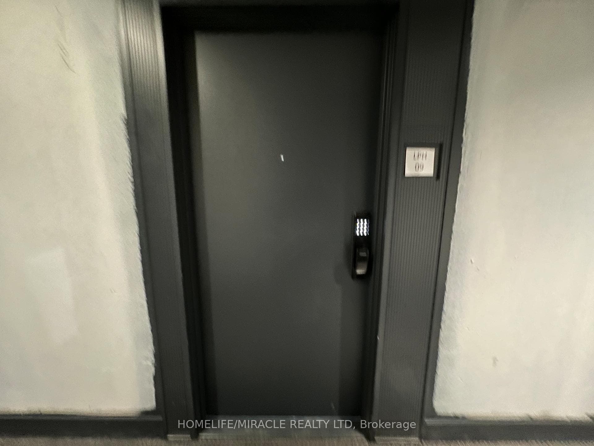 405 Dundas Street West Street Unit LPH09 photo 2