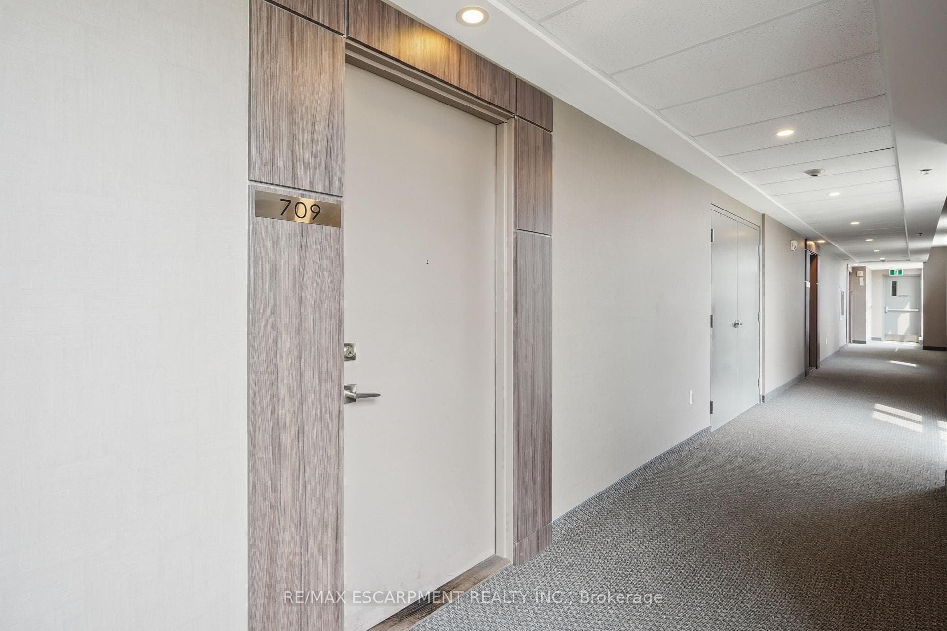 560 North Service Road Unit 709 photo 2