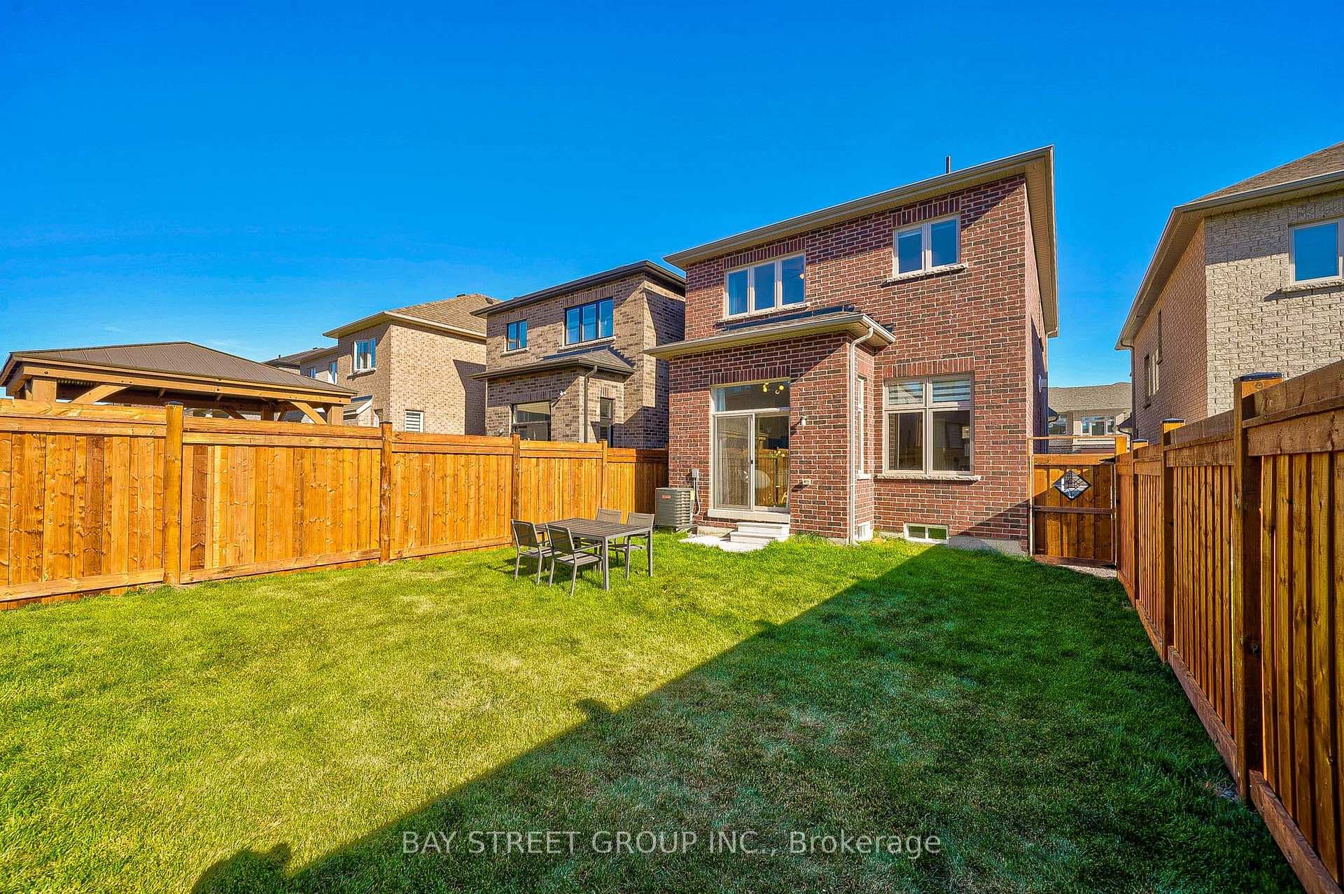 61 Mountainside Crescent photo 40