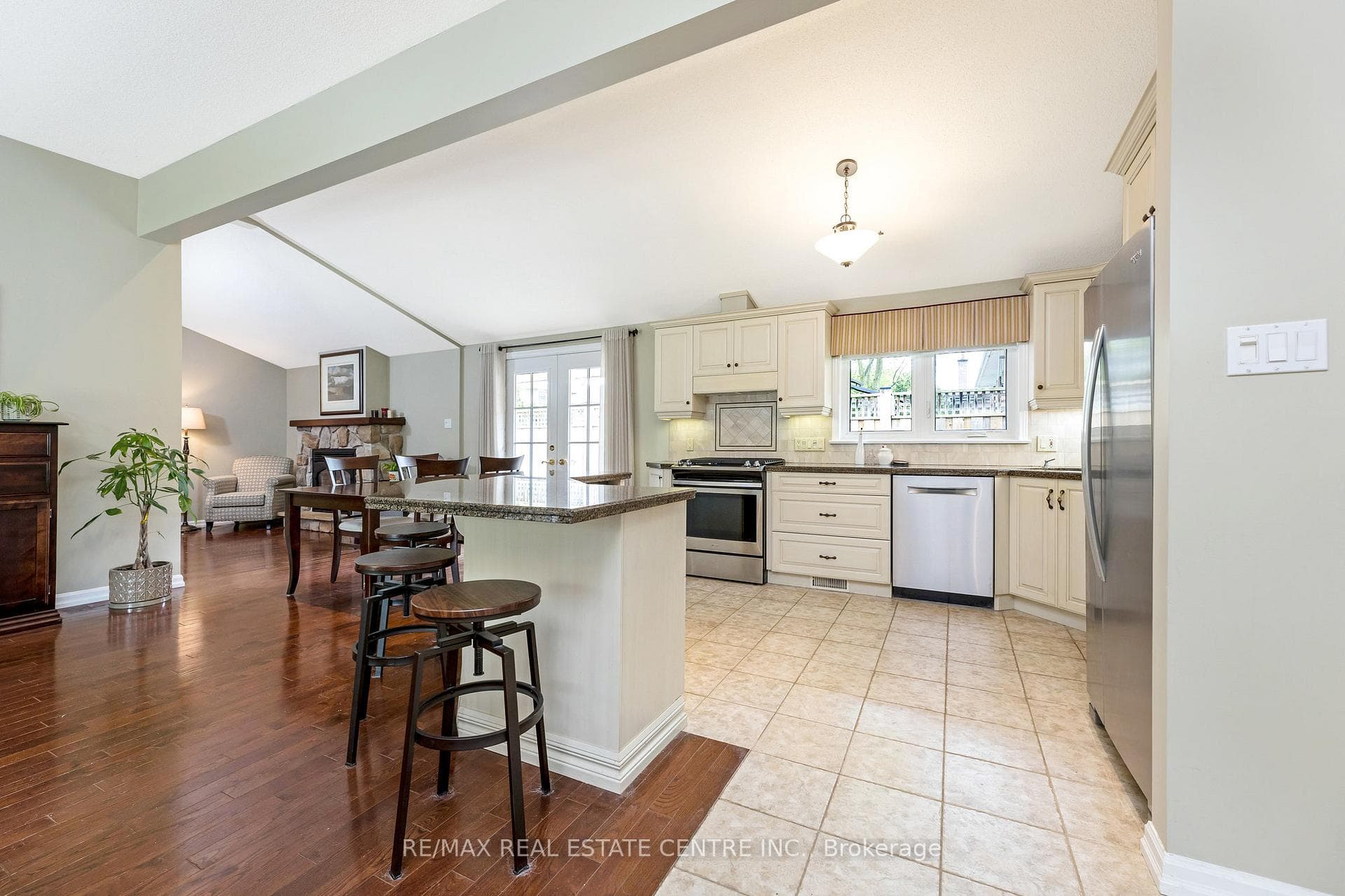 398 Bell Street photo 3