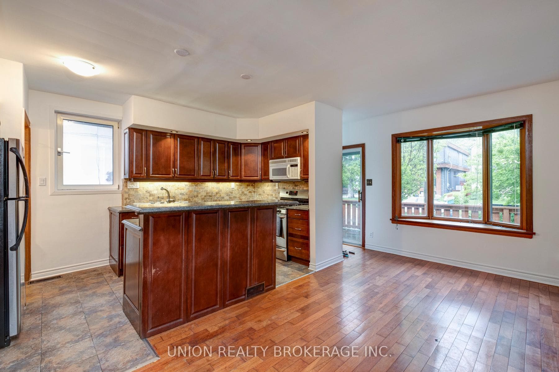 40 Red Deer Avenue photo 4