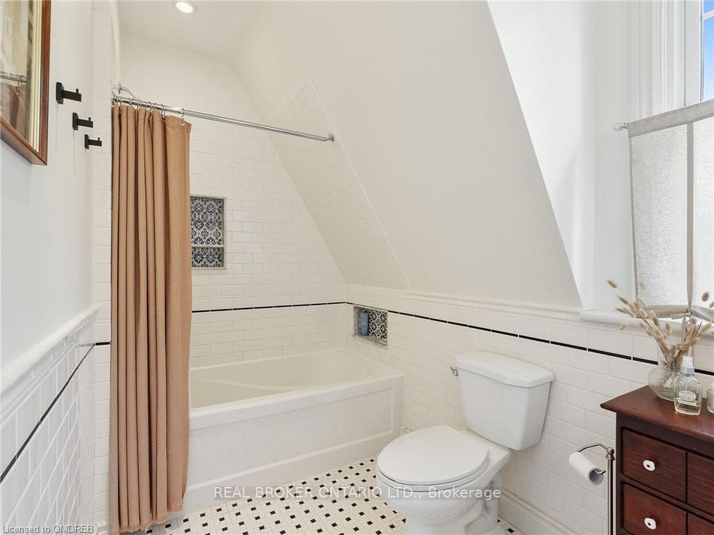 8 Charlotte Street photo 19
