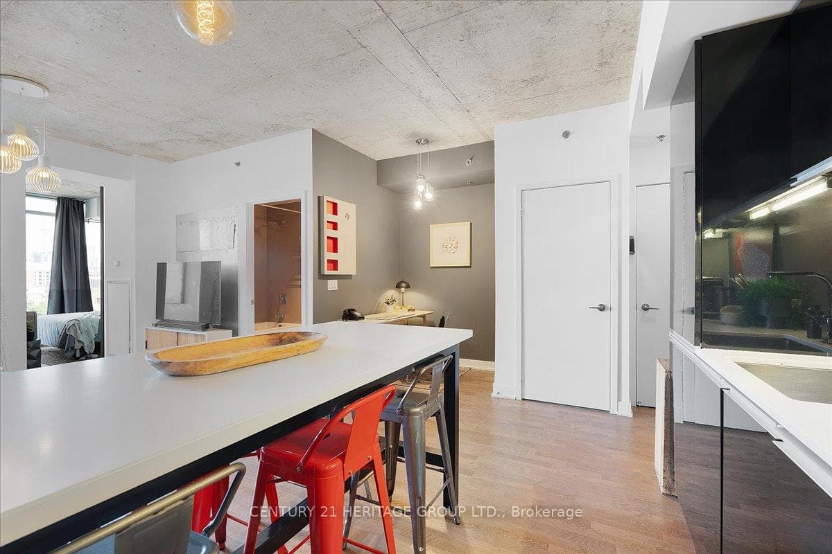 Kitchen/Den