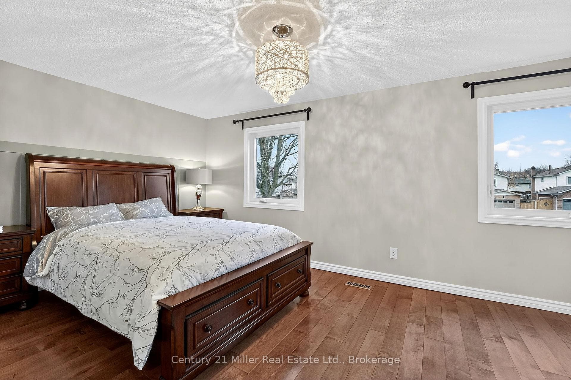 2451 Malcolm Crescent photo 15