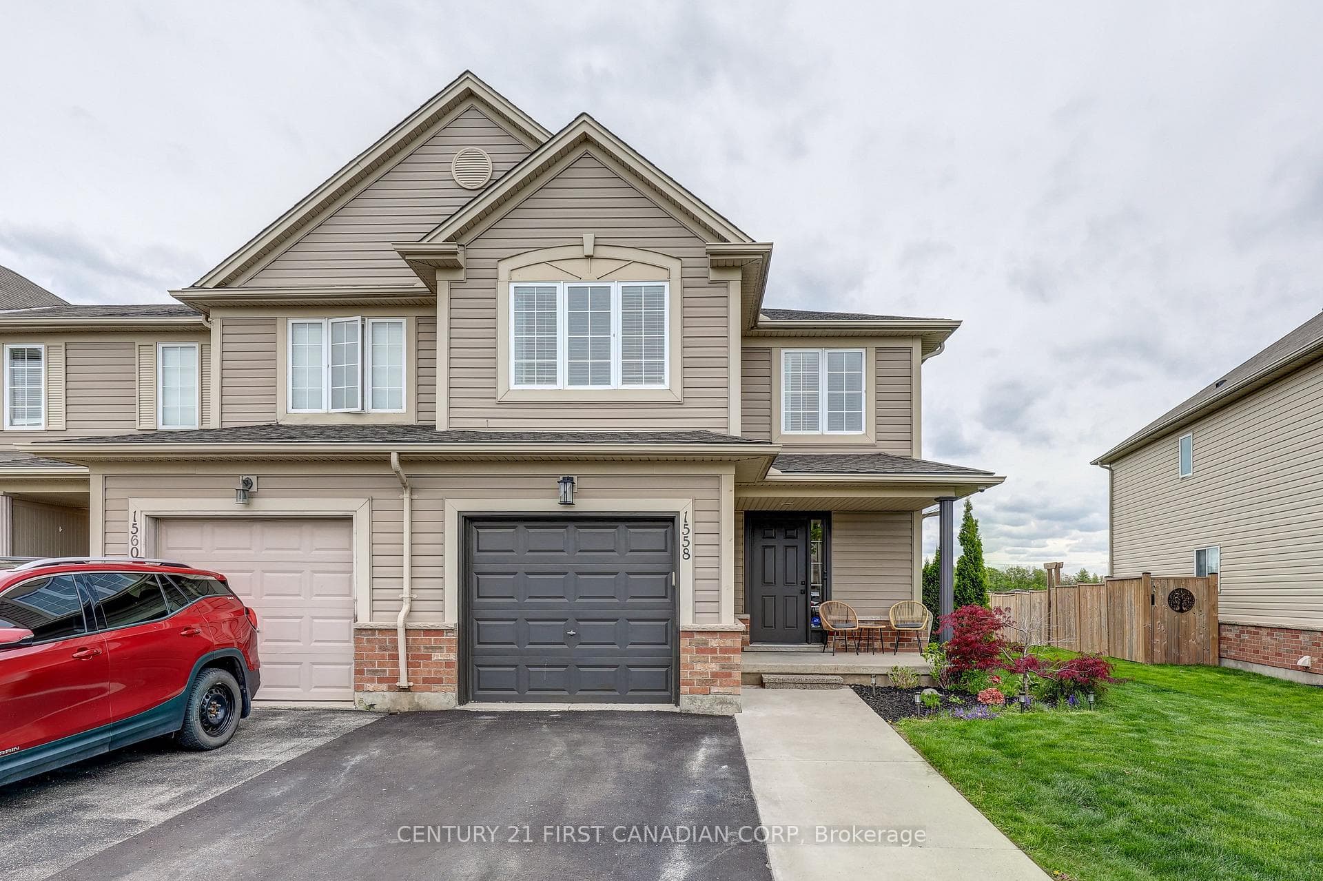 1558 Evans Boulevard photo 1